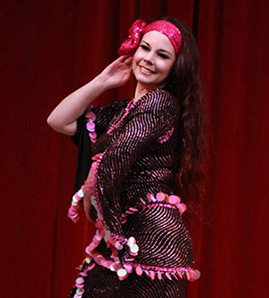 Belynda Azhaar performing shaabi. Photo by Scorpio Studio.